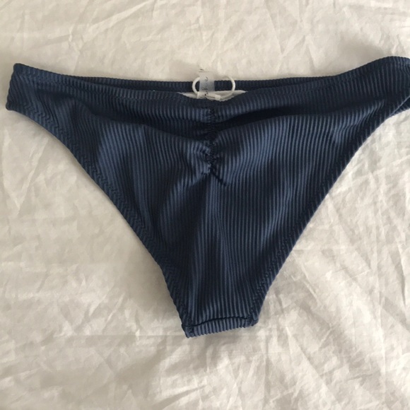 Bikini - Picture 4 of 4